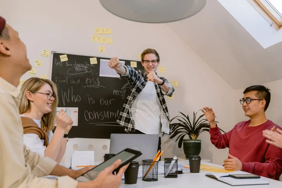 Visualisation abstraite de l’analyse de données avec des graphiques et des tableaux illustrant une croissance dynamique.