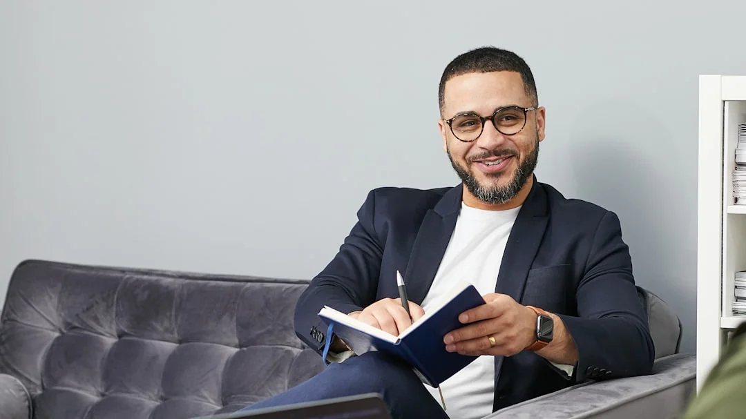 Vue rapprochée d’un document de stratégie marketing posé sur un bureau, idéale pour un contenu professionnel.